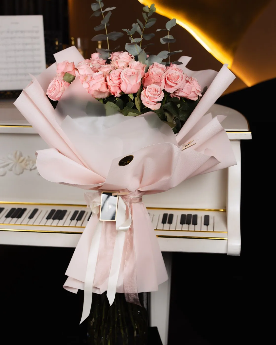 Buchet de 21 trandafiri roz în ambalaj premium, 80 cm