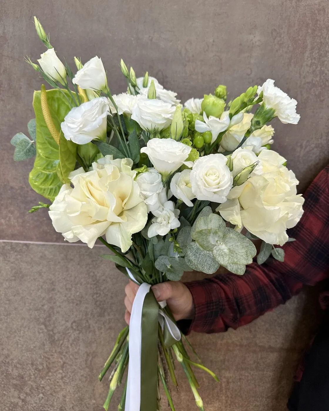 Buchet aerisit cu eustoma albă și verde, trandafiri franțuzești, anthurium, hypericum, freesia și eucalipt