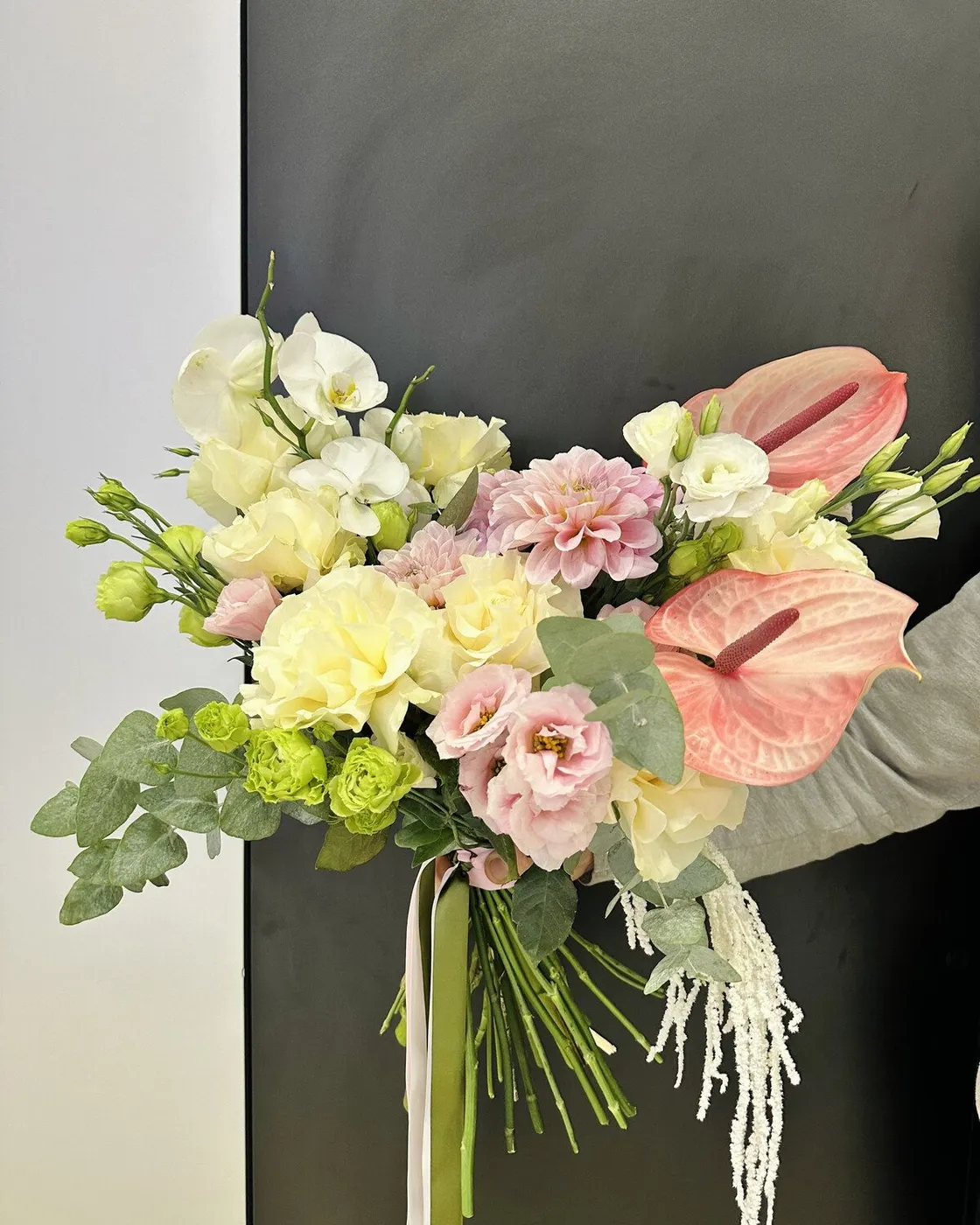 Buchet aerisit cu anthurium roz, orhidee Phalaenopsis, eustoma, dahlia, trandafiri franțuzești și eucalipt