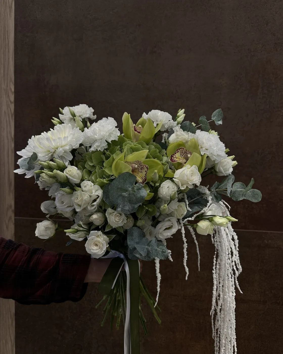 Buchet aerisit cu orhidee Cymbidium, hortensie verde, trandafiri spray, eustoma, eucalipt și amaranthus