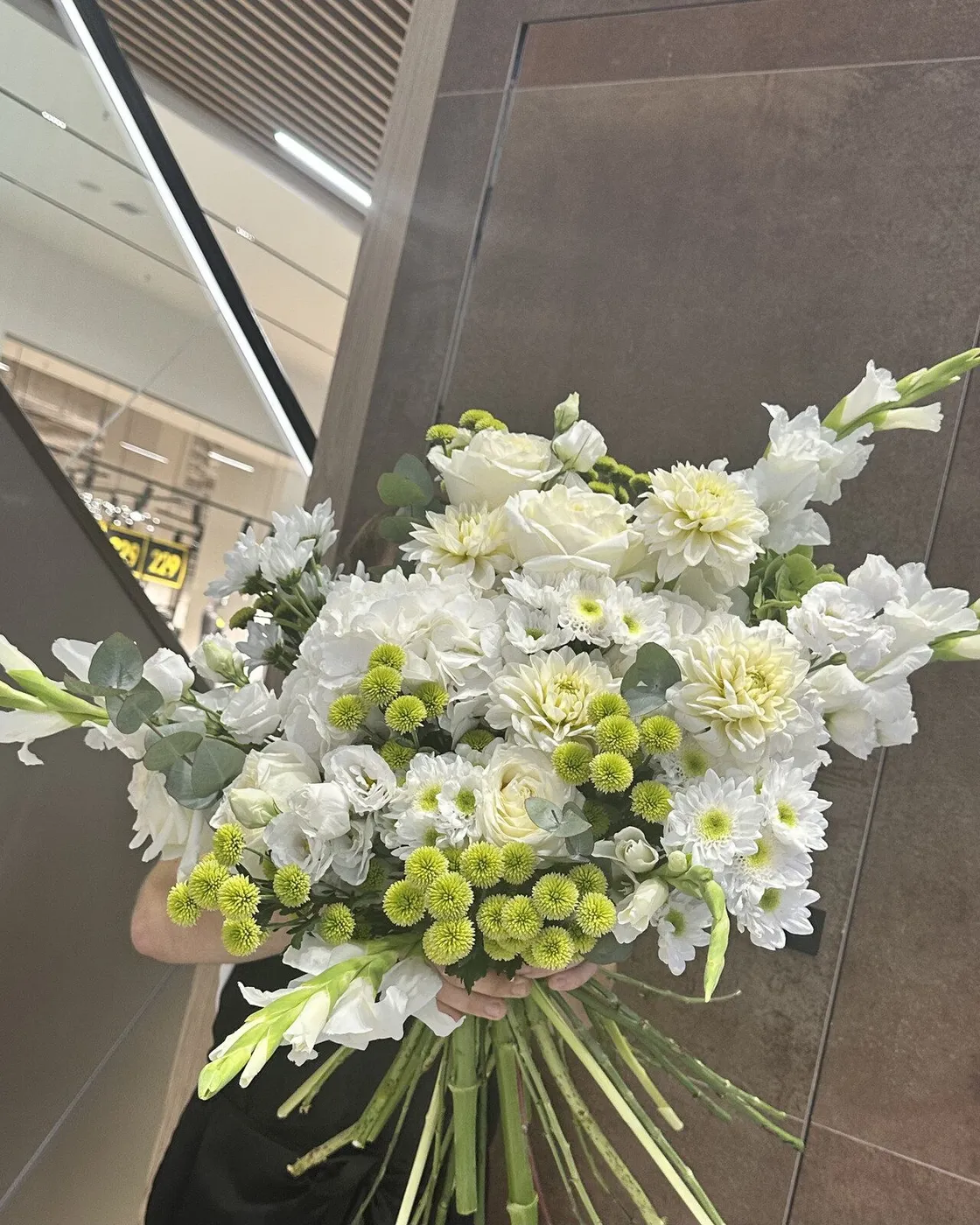 Buchet îndrăzneț cu hortensie albă, dahlii, gladiolus, trandafiri Candlelight și santini