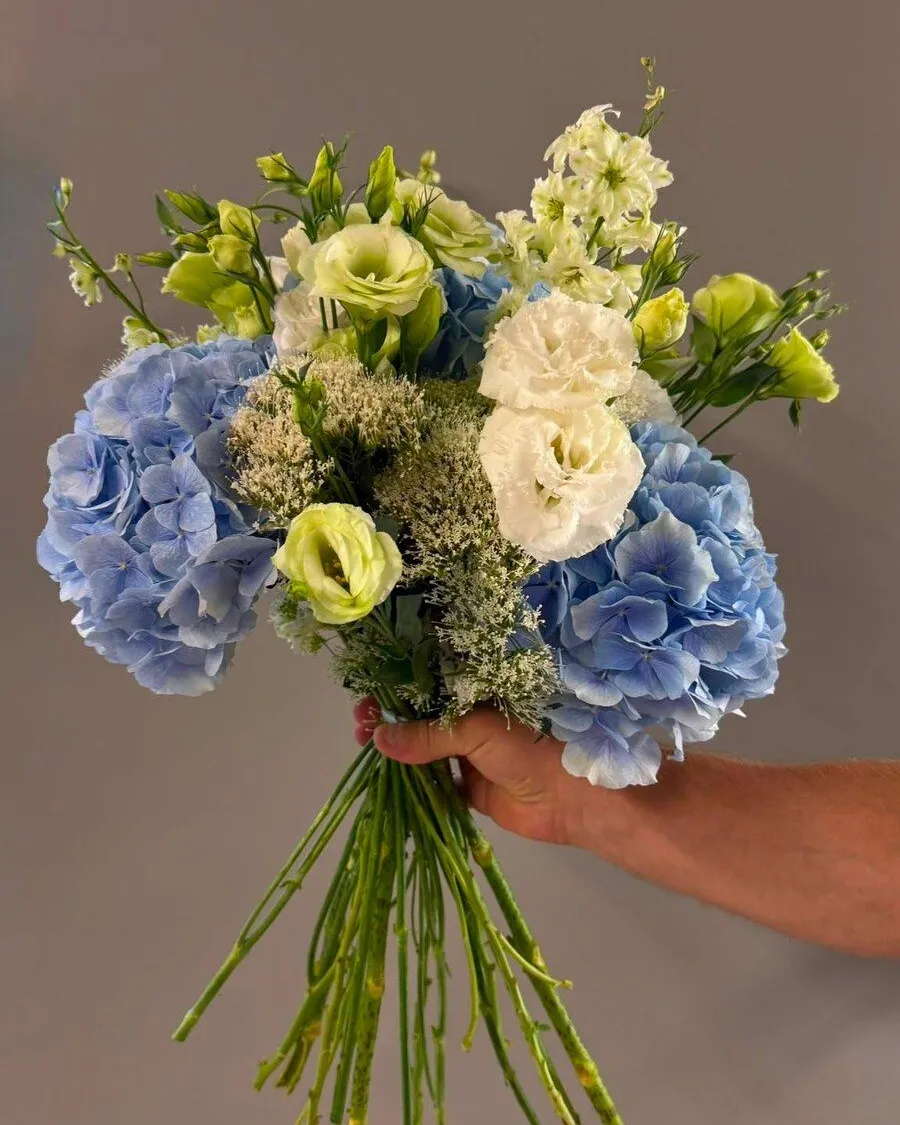 Buchet aerisit cu hortensii albastre, eustomă și delphinium