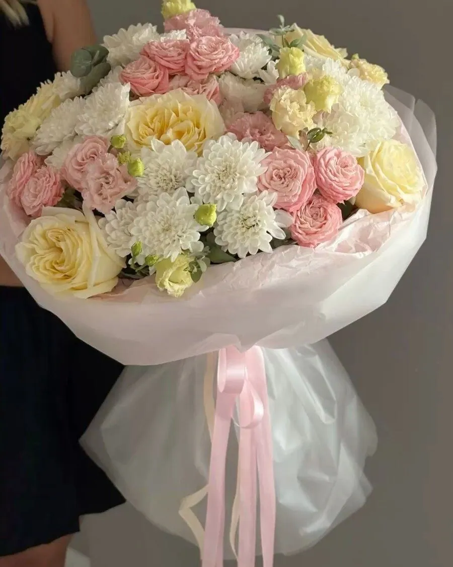 Buchet grandios cu crizanteme albe, trandafiri și eustoma