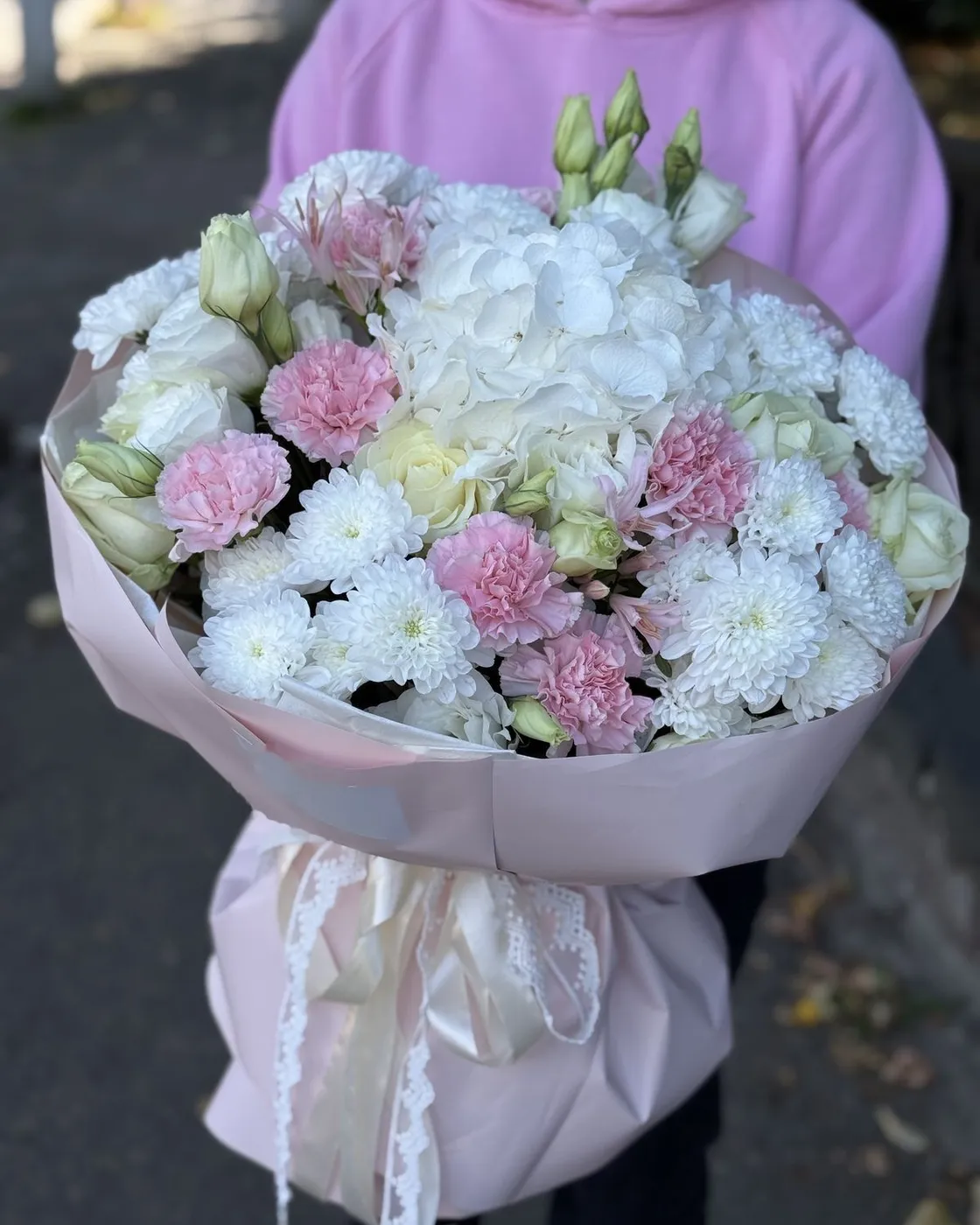 Buchet mixt cu hortensie, dianthus, trandafiri, crizanteme și eustoma