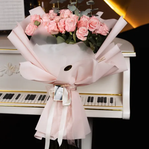 Buchet de 21 trandafiri roz în ambalaj premium, 80 cm