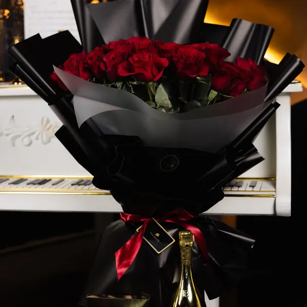 Red Aura Deluxe - set cadou: 51 trandafiri roșii cu șampanie și bomboane, 80 cm
