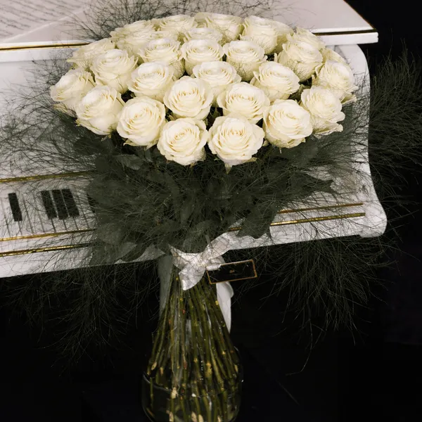Buchet de 31 trandafiri albi, 80 cm
