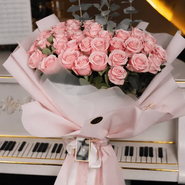 Buchet de 51 trandafiri roz în ambalaj premium, 80 cm
