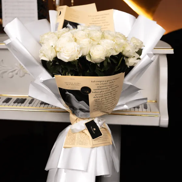 Buchet de 31 trandafiri albi în ambalaj premium, 80 cm