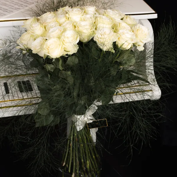 Buchet de 51 trandafiri albi, 80 cm