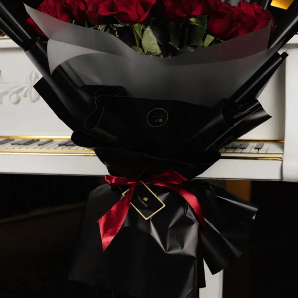Buchet de 51 trandafiri roșii în ambalaj premium, 80 cm