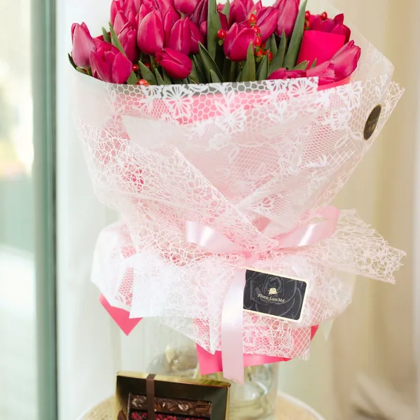 Buchet Pink Blush cu lalele fucsia și ciocolată artizanală