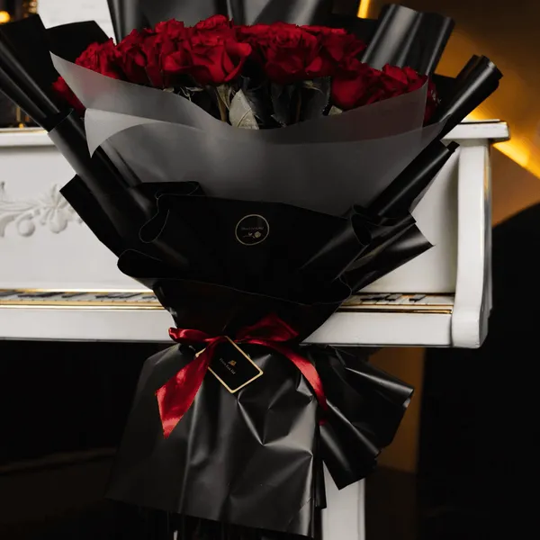 Buchet de 31 trandafiri roșii în ambalaj premium, 80 cm
