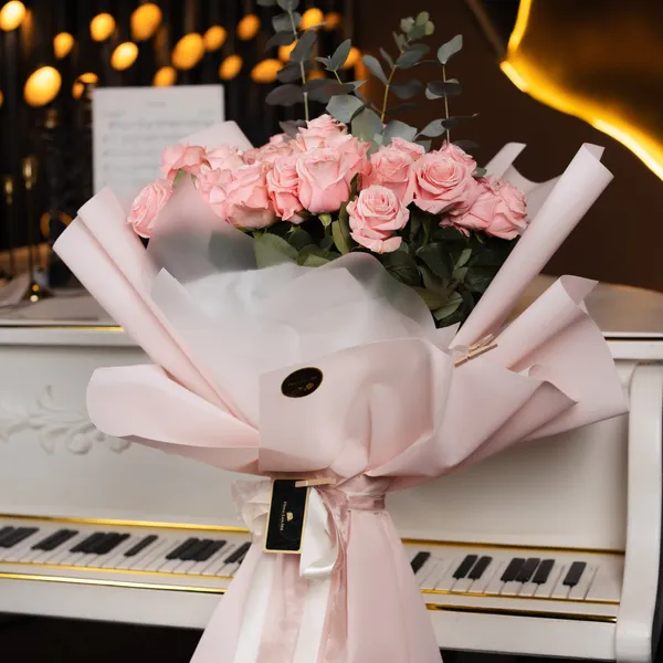 Buchet de 31 trandafiri roz în ambalaj premium, 80 cm