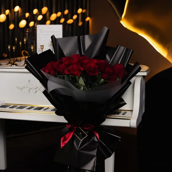 Buchet de 21 trandafiri roșii în ambalaj premium, 80 cm