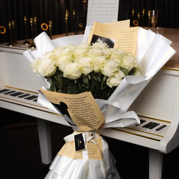 Buchet de 51 trandafiri albi în ambalaj premium, 80 cm