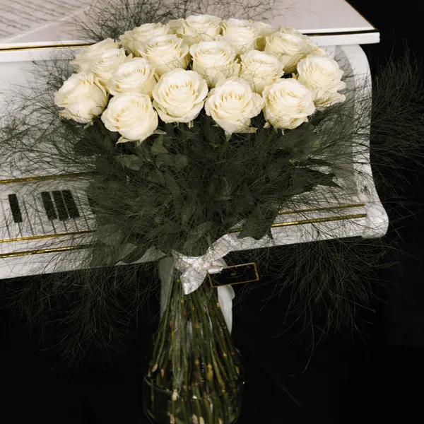 Buchet de 21 trandafiri albi, 80 cm