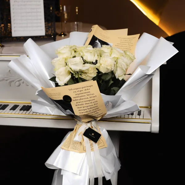 Buchet de 21 trandafiri albi în ambalaj premium, 80 cm