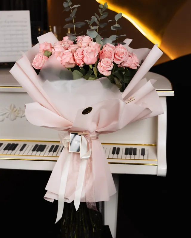 Buchet de 21 trandafiri roz în ambalaj premium, 80 cm