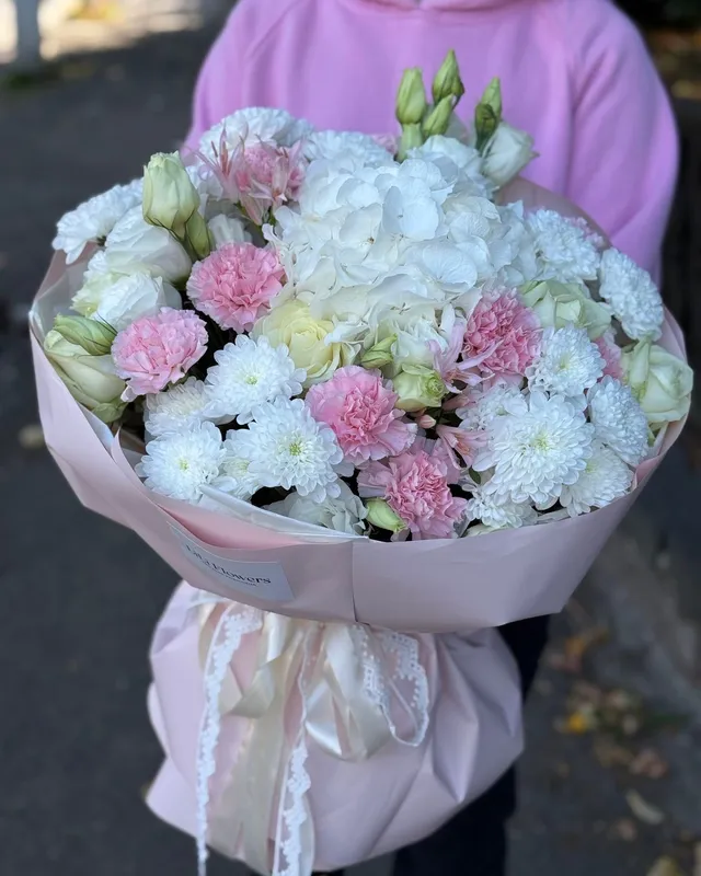 Buchet mixt cu hortensie, dianthus, trandafiri, crizanteme și eustoma