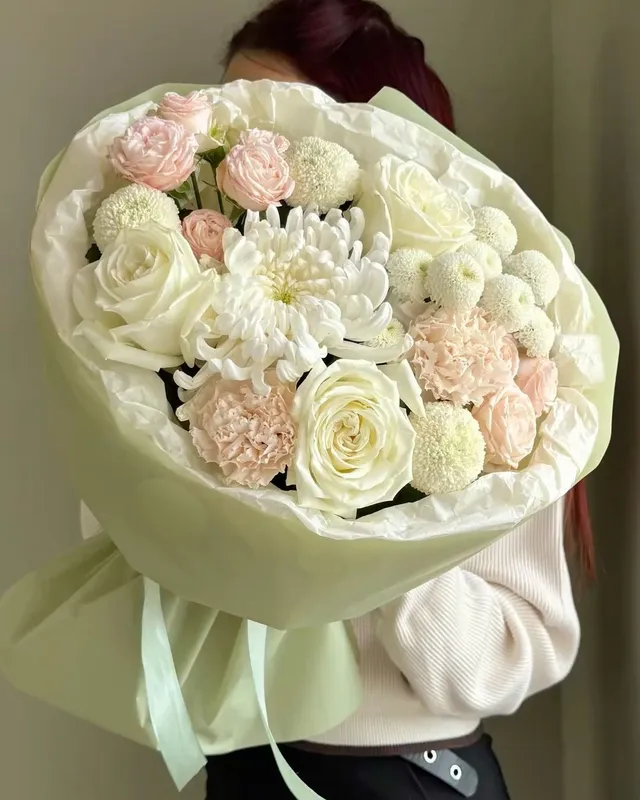 Buchet mixt cu trandafiri, dianthus și crizanteme