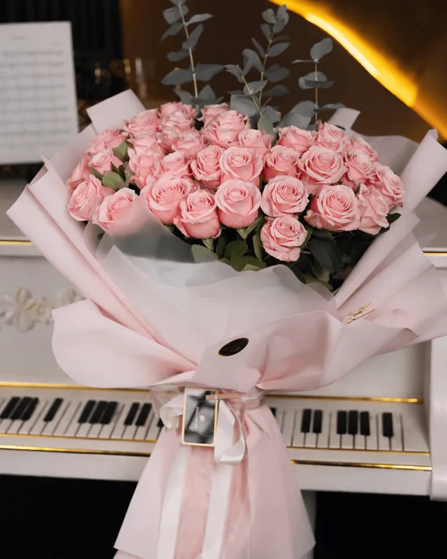 Buchet de 51 trandafiri roz în ambalaj premium, 80 cm