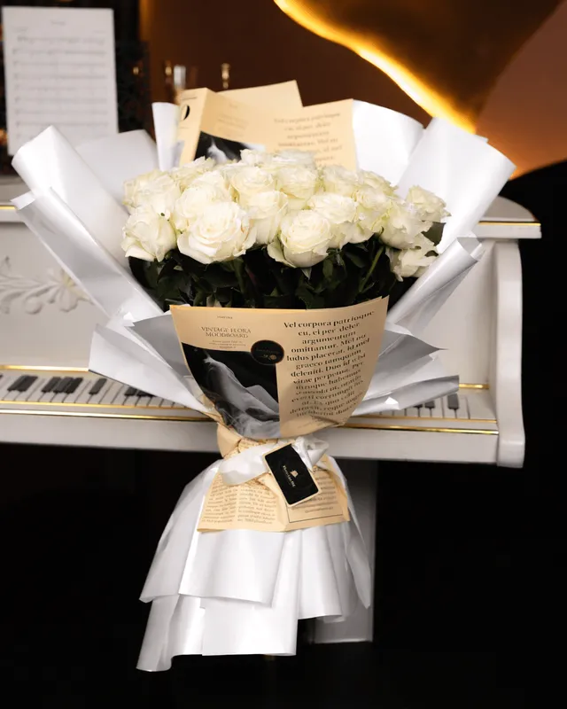 Buchet de 31 trandafiri albi în ambalaj premium, 80 cm