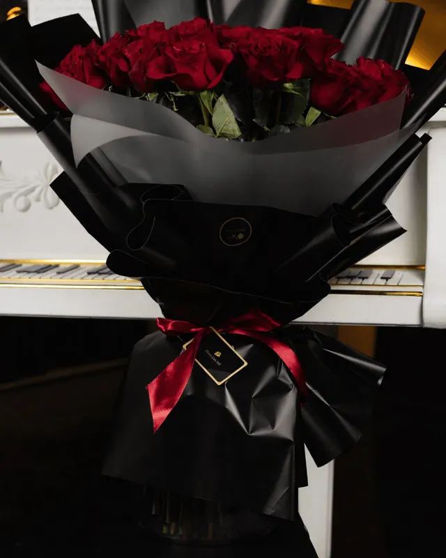 Buchet de 51 trandafiri roșii în ambalaj premium, 80 cm