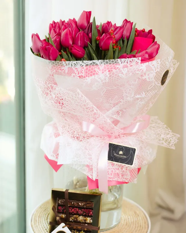 Buchet Pink Blush cu lalele fucsia și ciocolată artizanală