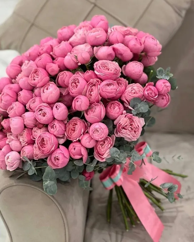 Buchet grandios din trandafiri spray Silva Pink și eucalipt