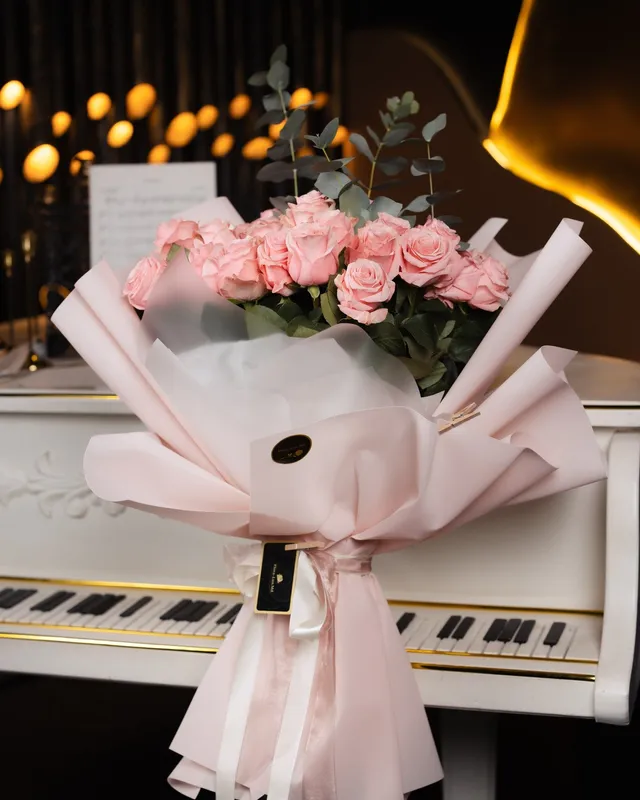 Buchet de 31 trandafiri roz în ambalaj premium, 80 cm