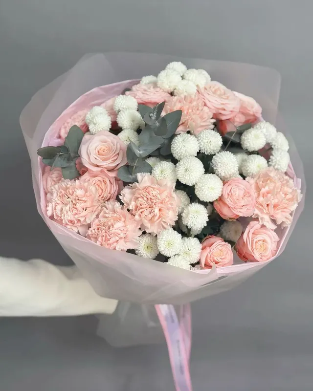 Buchet mixt cu crizanteme Momoko, trandafiri spray, dianthus și eucalipt
