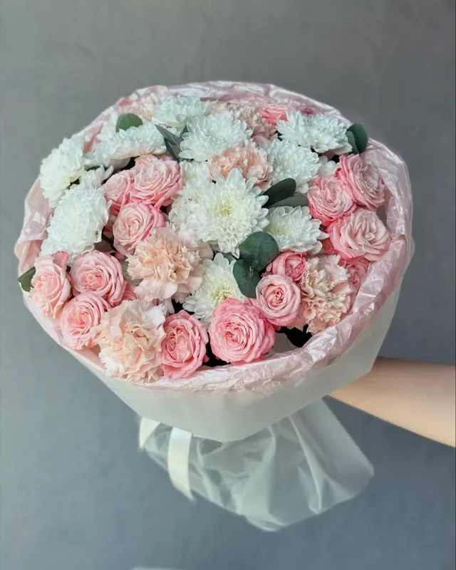 Buchet mixt cu trandafiri, crizanteme și dianthus