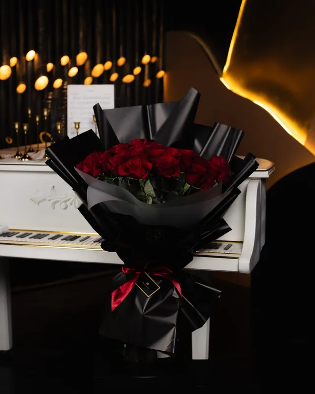 Buchet de 21 trandafiri roșii în ambalaj premium, 80 cm