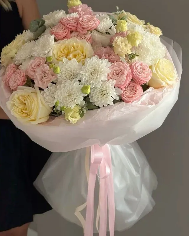 Buchet grandios cu crizanteme albe, trandafiri și eustoma