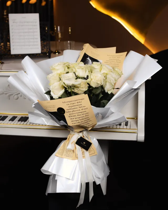 Buchet de 21 trandafiri albi în ambalaj premium, 80 cm